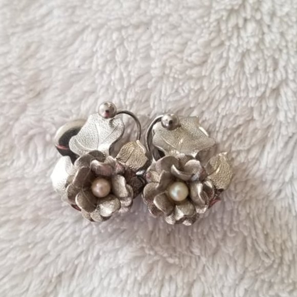 Vintage Karu Arke Inc Flower Clip on Earrings - Picture 2 of 7